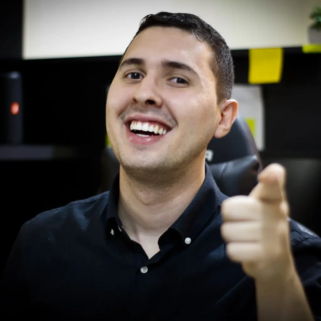 Valbert Barbosa apontando com o dedo