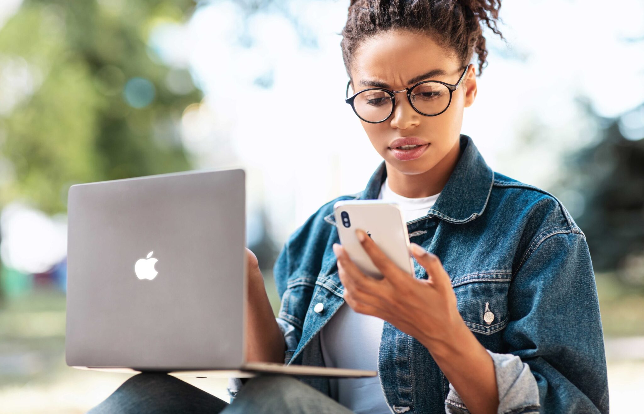 black-woman-reading-message-on-phone-frowning-work-KDXNJ7J